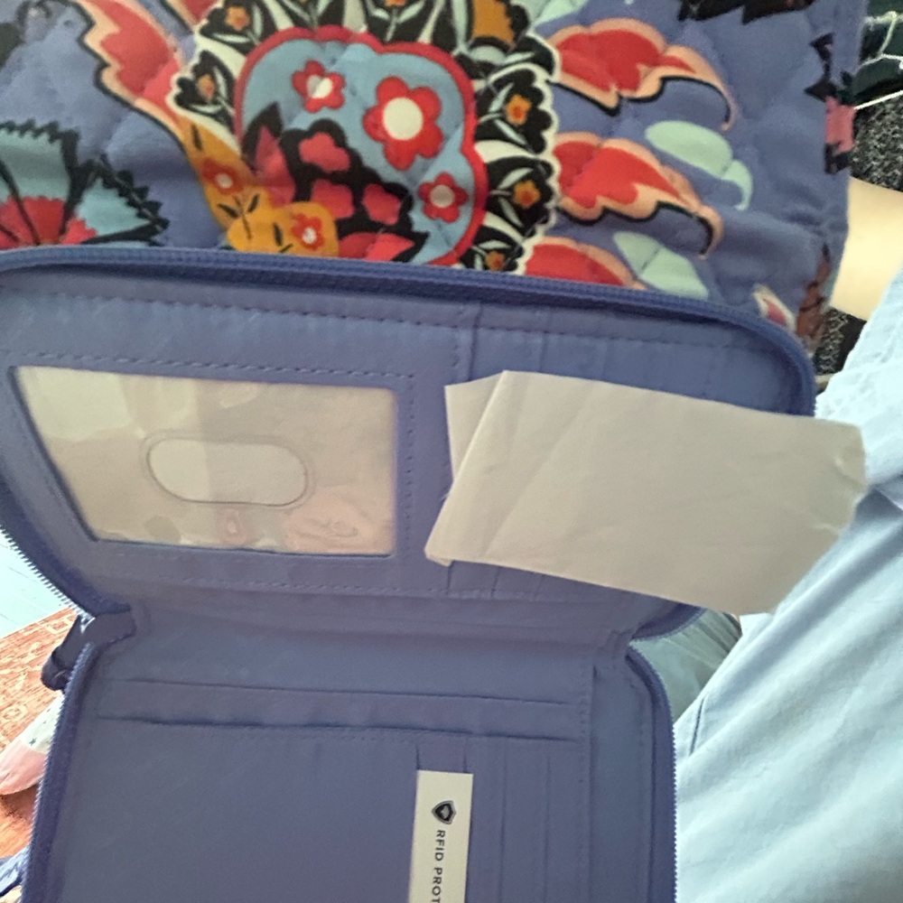 NWT Vera Bradley Quilted Floral Crossbody Hipster Wallet RFID w/Mural Print - Picture 14 of 15